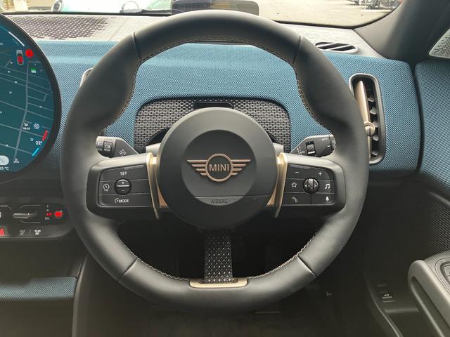 ＭＩＮＩ カントリーマンＳオール４　フェイバリット・トリム　認定中古車　パノラマサンルーフ　フェイバードトリム　Ｍパッケージ（ハーマンカードンオーディオ・電動アクティブシート・シートヒーター）　純正タッチ式ナビ　全方位カメラ　ＳＯＳコール　２０インチＡＷ（2枚目）