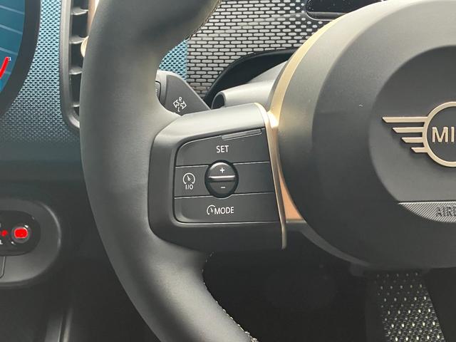 ＭＩＮＩ カントリーマンＳオール４　フェイバリット・トリム　認定中古車　パノラマサンルーフ　フェイバードトリム　Ｍパッケージ（ハーマンカードンオーディオ・電動アクティブシート・シートヒーター）　純正タッチ式ナビ　全方位カメラ　ＳＯＳコール　２０インチＡＷ（3枚目）