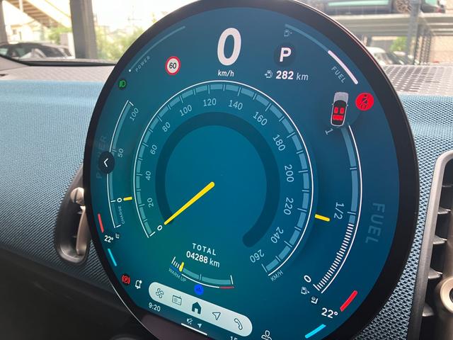 ＭＩＮＩ カントリーマンＳオール４　フェイバリット・トリム　認定中古車　パノラマサンルーフ　フェイバードトリム　Ｍパッケージ（ハーマンカードンオーディオ・電動アクティブシート・シートヒーター）　純正タッチ式ナビ　全方位カメラ　ＳＯＳコール　２０インチＡＷ（7枚目）