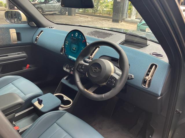 ＭＩＮＩ カントリーマンＳオール４　フェイバリット・トリム　認定中古車　パノラマサンルーフ　フェイバードトリム　Ｍパッケージ（ハーマンカードンオーディオ・電動アクティブシート・シートヒーター）　純正タッチ式ナビ　全方位カメラ　ＳＯＳコール　２０インチＡＷ（25枚目）