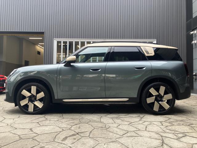 ＭＩＮＩ カントリーマンＳオール４　フェイバリット・トリム　認定中古車　パノラマサンルーフ　フェイバードトリム　Ｍパッケージ（ハーマンカードンオーディオ・電動アクティブシート・シートヒーター）　純正タッチ式ナビ　全方位カメラ　ＳＯＳコール　２０インチＡＷ（48枚目）