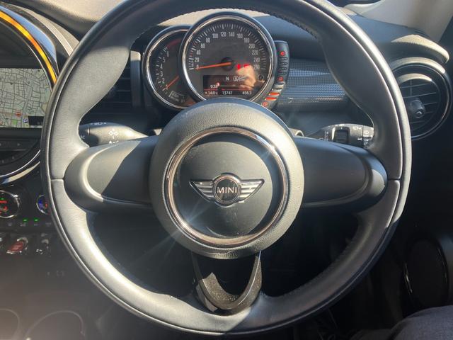 MINI クーパー 認定中古車 ワンオーナー 6速M/T 純正HDDナビゲーション バックカメラ PDCセンサー 純正17インチAW センターボンネットストライプ サイドミラーキャップチェッカーフラッグ(3枚目)