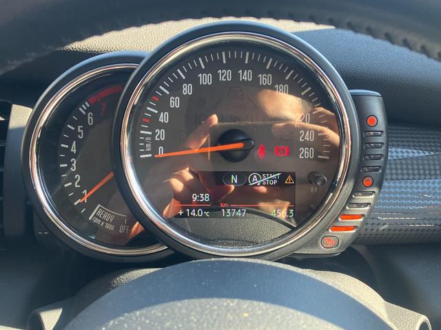 MINI クーパー 認定中古車 ワンオーナー 6速M/T 純正HDDナビゲーション バックカメラ PDCセンサー 純正17インチAW センターボンネットストライプ サイドミラーキャップチェッカーフラッグ(4枚目)