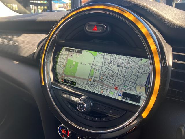 MINI クーパー 認定中古車 ワンオーナー 6速M/T 純正HDDナビゲーション バックカメラ PDCセンサー 純正17インチAW センターボンネットストライプ サイドミラーキャップチェッカーフラッグ(5枚目)