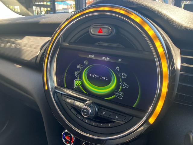 MINI クーパー 認定中古車 ワンオーナー 6速M/T 純正HDDナビゲーション バックカメラ PDCセンサー 純正17インチAW センターボンネットストライプ サイドミラーキャップチェッカーフラッグ(6枚目)
