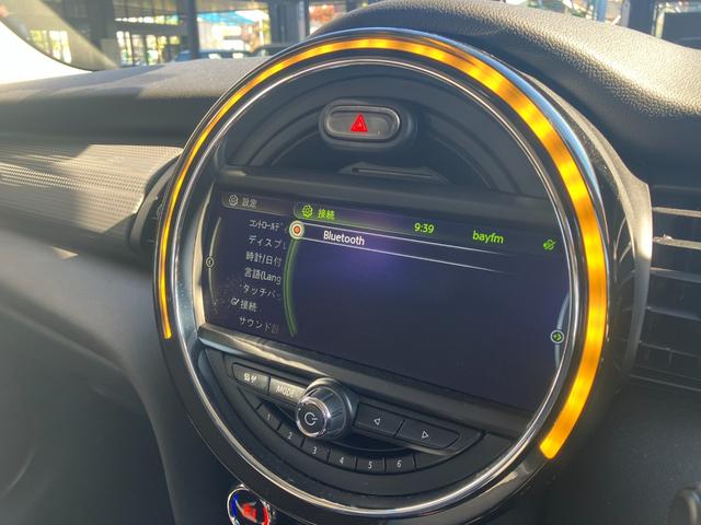 MINI クーパー 認定中古車 ワンオーナー 6速M/T 純正HDDナビゲーション バックカメラ PDCセンサー 純正17インチAW センターボンネットストライプ サイドミラーキャップチェッカーフラッグ(7枚目)