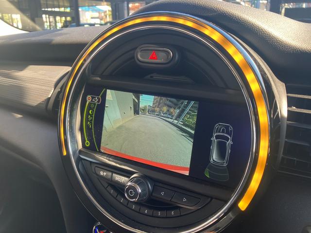 MINI クーパー 認定中古車 ワンオーナー 6速M/T 純正HDDナビゲーション バックカメラ PDCセンサー 純正17インチAW センターボンネットストライプ サイドミラーキャップチェッカーフラッグ(8枚目)
