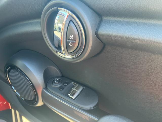 MINI クーパー 認定中古車 ワンオーナー 6速M/T 純正HDDナビゲーション バックカメラ PDCセンサー 純正17インチAW センターボンネットストライプ サイドミラーキャップチェッカーフラッグ(9枚目)