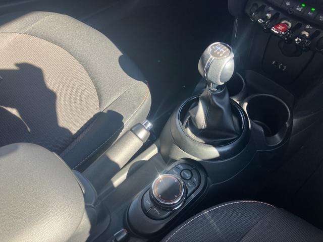 MINI クーパー 認定中古車 ワンオーナー 6速M/T 純正HDDナビゲーション バックカメラ PDCセンサー 純正17インチAW センターボンネットストライプ サイドミラーキャップチェッカーフラッグ(10枚目)
