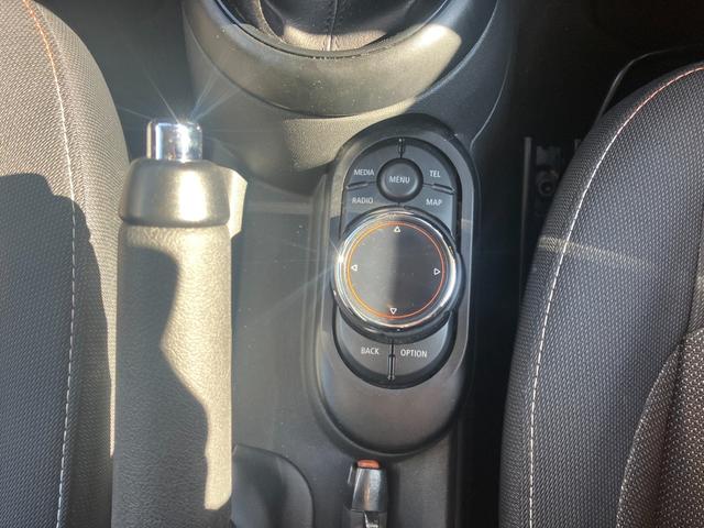 MINI クーパー 認定中古車 ワンオーナー 6速M/T 純正HDDナビゲーション バックカメラ PDCセンサー 純正17インチAW センターボンネットストライプ サイドミラーキャップチェッカーフラッグ(11枚目)