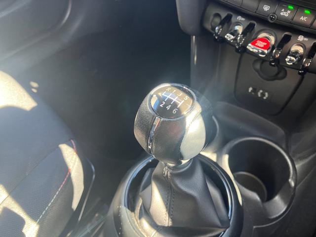 MINI クーパー 認定中古車 ワンオーナー 6速M/T 純正HDDナビゲーション バックカメラ PDCセンサー 純正17インチAW センターボンネットストライプ サイドミラーキャップチェッカーフラッグ(12枚目)
