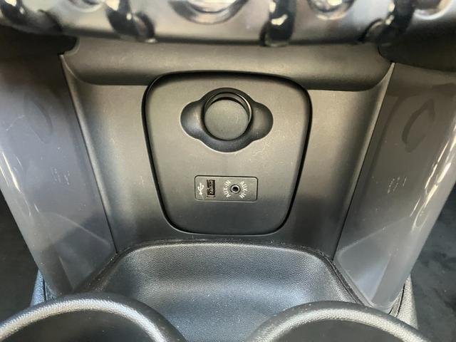 MINI クーパー 認定中古車 ワンオーナー 6速M/T 純正HDDナビゲーション バックカメラ PDCセンサー 純正17インチAW センターボンネットストライプ サイドミラーキャップチェッカーフラッグ(13枚目)