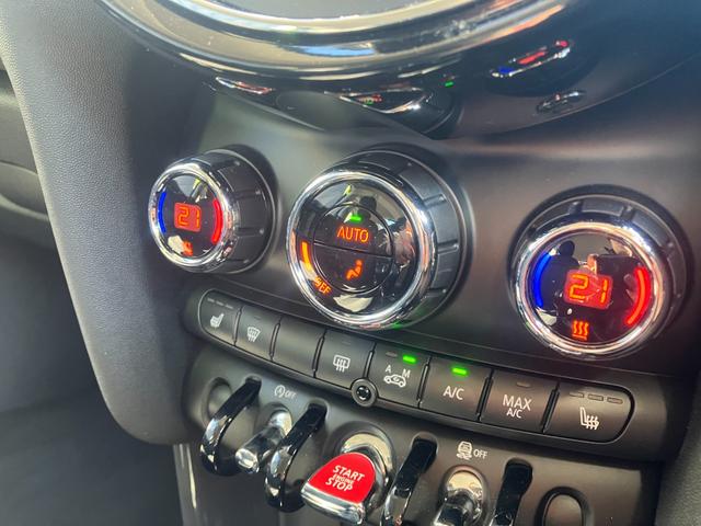 MINI クーパー 認定中古車 ワンオーナー 6速M/T 純正HDDナビゲーション バックカメラ PDCセンサー 純正17インチAW センターボンネットストライプ サイドミラーキャップチェッカーフラッグ(14枚目)