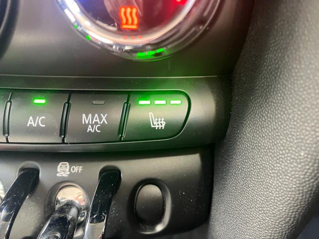 MINI クーパー 認定中古車 ワンオーナー 6速M/T 純正HDDナビゲーション バックカメラ PDCセンサー 純正17インチAW センターボンネットストライプ サイドミラーキャップチェッカーフラッグ(15枚目)