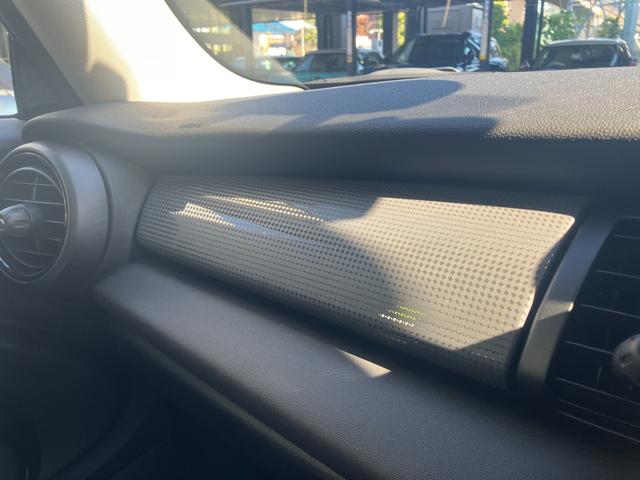 MINI クーパー 認定中古車 ワンオーナー 6速M/T 純正HDDナビゲーション バックカメラ PDCセンサー 純正17インチAW センターボンネットストライプ サイドミラーキャップチェッカーフラッグ(16枚目)