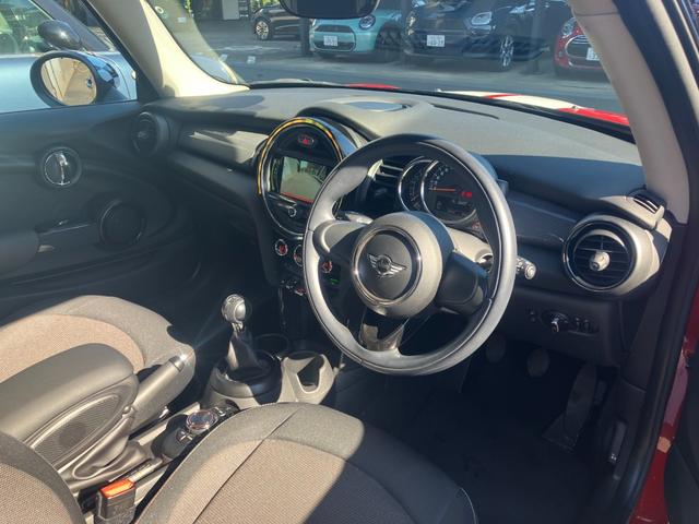 MINI クーパー 認定中古車 ワンオーナー 6速M/T 純正HDDナビゲーション バックカメラ PDCセンサー 純正17インチAW センターボンネットストライプ サイドミラーキャップチェッカーフラッグ(18枚目)