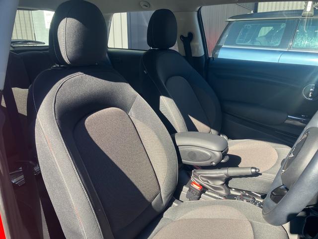 MINI クーパー 認定中古車 ワンオーナー 6速M/T 純正HDDナビゲーション バックカメラ PDCセンサー 純正17インチAW センターボンネットストライプ サイドミラーキャップチェッカーフラッグ(19枚目)