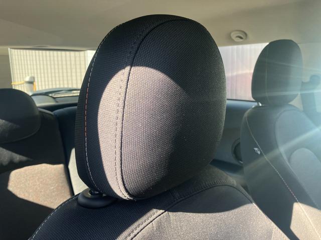 MINI クーパー 認定中古車 ワンオーナー 6速M/T 純正HDDナビゲーション バックカメラ PDCセンサー 純正17インチAW センターボンネットストライプ サイドミラーキャップチェッカーフラッグ(20枚目)