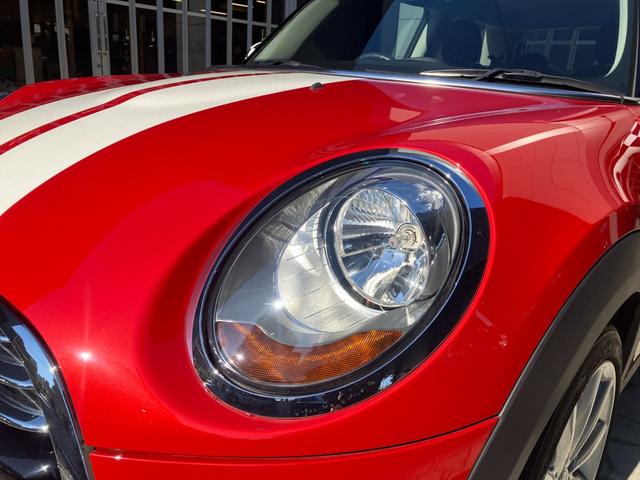 MINI クーパー 認定中古車 ワンオーナー 6速M/T 純正HDDナビゲーション バックカメラ PDCセンサー 純正17インチAW センターボンネットストライプ サイドミラーキャップチェッカーフラッグ(23枚目)