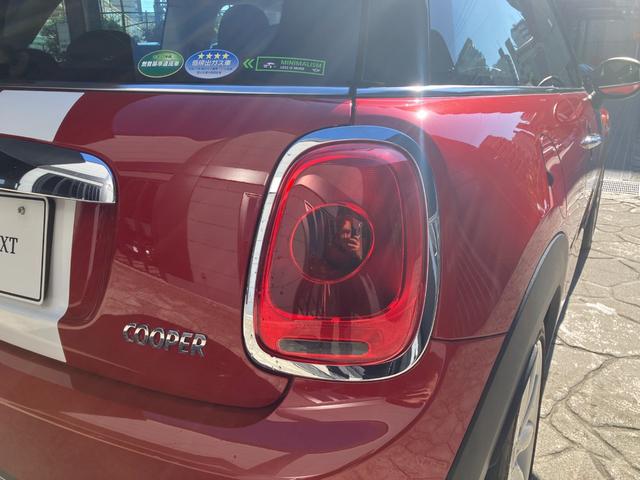 MINI クーパー 認定中古車 ワンオーナー 6速M/T 純正HDDナビゲーション バックカメラ PDCセンサー 純正17インチAW センターボンネットストライプ サイドミラーキャップチェッカーフラッグ(24枚目)