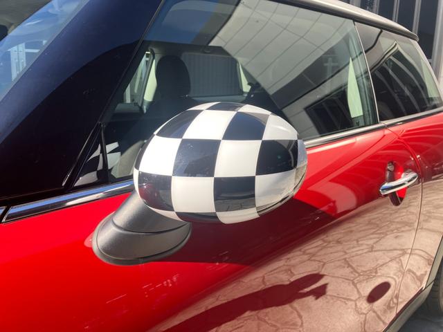 MINI クーパー 認定中古車 ワンオーナー 6速M/T 純正HDDナビゲーション バックカメラ PDCセンサー 純正17インチAW センターボンネットストライプ サイドミラーキャップチェッカーフラッグ(25枚目)