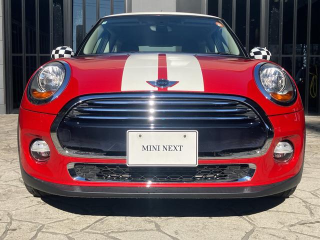 MINI クーパー 認定中古車 ワンオーナー 6速M/T 純正HDDナビゲーション バックカメラ PDCセンサー 純正17インチAW センターボンネットストライプ サイドミラーキャップチェッカーフラッグ(26枚目)