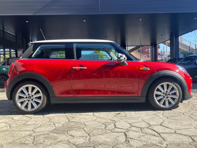 MINI クーパー 認定中古車 ワンオーナー 6速M/T 純正HDDナビゲーション バックカメラ PDCセンサー 純正17インチAW センターボンネットストライプ サイドミラーキャップチェッカーフラッグ(28枚目)
