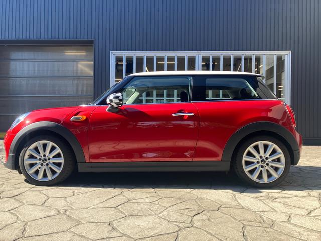 MINI クーパー 認定中古車 ワンオーナー 6速M/T 純正HDDナビゲーション バックカメラ PDCセンサー 純正17インチAW センターボンネットストライプ サイドミラーキャップチェッカーフラッグ(31枚目)