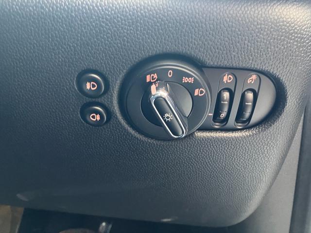 MINI クーパー 3ドア 認定中古車 ワンオーナー タッチ式HDDナビ LEDヘッドライト バックカメラ シートヒーター ミュージックサーバー機能 ブルートゥース接続 ACC SOSコール 16インチAW(7枚目)