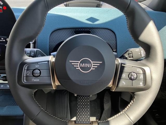 ＭＩＮＩ カントリーマンＳＥオール４　フェイバリット・トリム　認定中古車　当社元デモカー　パノラマサンルーフ　フェイバードトリム　Ｍパッケージ（電動シート・ハーマンカードンオーディオ・リアダークガラス）　全方位カメラ　タッチ式純正ナビ　ＡＣＣ　ＳＯＳ　１９ＡＷ（3枚目）