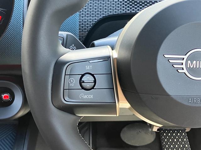 ＭＩＮＩ カントリーマンＳＥオール４　フェイバリット・トリム　認定中古車　当社元デモカー　パノラマサンルーフ　フェイバードトリム　Ｍパッケージ（電動シート・ハーマンカードンオーディオ・リアダークガラス）　全方位カメラ　タッチ式純正ナビ　ＡＣＣ　ＳＯＳ　１９ＡＷ（4枚目）