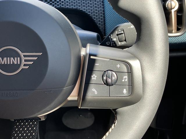 ＭＩＮＩ カントリーマンＳＥオール４　フェイバリット・トリム　認定中古車　当社元デモカー　パノラマサンルーフ　フェイバードトリム　Ｍパッケージ（電動シート・ハーマンカードンオーディオ・リアダークガラス）　全方位カメラ　タッチ式純正ナビ　ＡＣＣ　ＳＯＳ　１９ＡＷ（5枚目）
