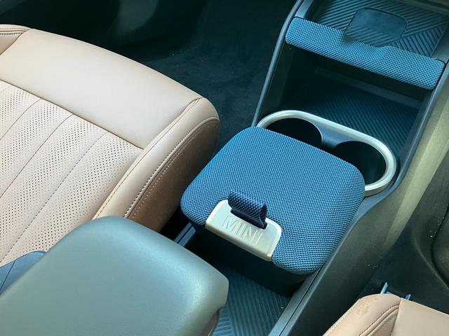 ＭＩＮＩ カントリーマンＳＥオール４　フェイバリット・トリム　認定中古車　当社元デモカー　パノラマサンルーフ　フェイバードトリム　Ｍパッケージ（電動シート・ハーマンカードンオーディオ・リアダークガラス）　全方位カメラ　タッチ式純正ナビ　ＡＣＣ　ＳＯＳ　１９ＡＷ（8枚目）