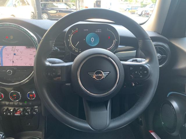 MINI クーパーD クラシック・トリム 5ドア 認定中古車 ワンオーナー タッチ式HDDナビ LEDヘッドライト バックカメラ ミュージックサーバー機能 ブルートゥース接続 SOSコール ドライビングモード 16インチAW(3枚目)