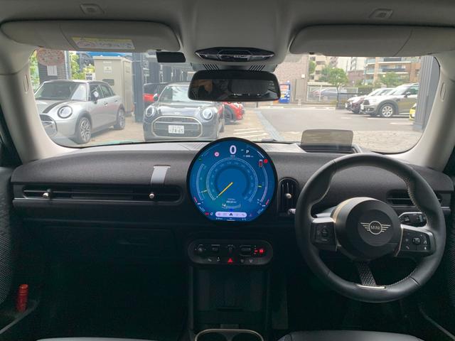 ＭＩＮＩ クーパーＳ　クラシック・トリム　３ドア　認定中古車　タッチ式純正ナビ　ＬＥＤライト　３６０土カメラ　ヘッドアップディスプレイ　パーキングアシスト　踏み間違い急発進制御　衝突回避緊急ブレーキ＆ステアリング機能　ＳＯＳコール　１８ＡＷ（2枚目）