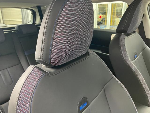 ＭＩＮＩ カントリーマンＳＥオール４　クラシック・トリム　認定中古車　フェイバードトリム　Ｍパッケージ（電動シート・ハーマンカードンオーディオ・リアダークガラス）　純正タッチ式ナビ　　ヘッドアップディスプレイ　シートヒーター　ＡＣＣ　ＳＯＳ　１８インチＡＷ（34枚目）