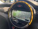 MINI クーパー 認定中古車 ワンオーナー 6速M/T 純正HDDナビゲーション バックカメラ PDCセンサー 純正17インチAW センターボンネットストライプ サイドミラーキャップチェッカーフラッグ(5枚目)