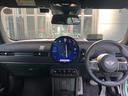 MINI クーパーC コンバーチブル クラシック・トリム 認定中古車 当社元デモカー 純正タッチ式ナビ ヘッドアップディスプレイ シートヒーター ACC SOSコール インテリジェントセーフティ Pサポート ウィンドディフレクター付属 17インチAW 中古車画像_2