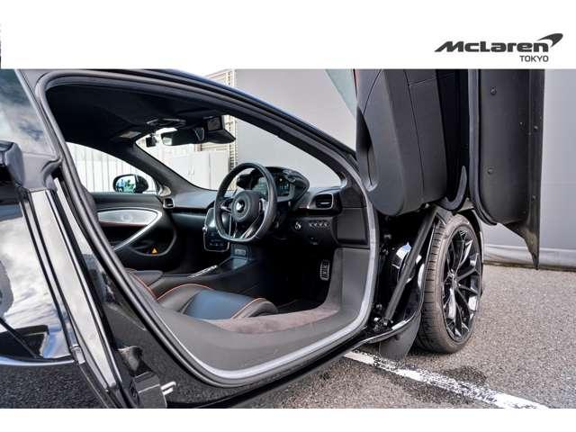 アルトゥーラ ＴｅｃｈＬｕｘ　右　スポーツエキゾースト　ＭｃＬａｒｅｎ　Ｔｏｋｙｏ　認定中古車　スポーツエキゾースト／電動シート＆ヒーター／コントラストパイピング／Ｓｔａｒ１０スポークスーパーライトウェイトホイール／グロスブラックフィニッシュ（3枚目）