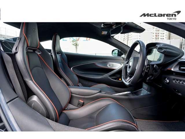 アルトゥーラ ＴｅｃｈＬｕｘ　右　スポーツエキゾースト　ＭｃＬａｒｅｎ　Ｔｏｋｙｏ　認定中古車　スポーツエキゾースト／電動シート＆ヒーター／コントラストパイピング／Ｓｔａｒ１０スポークスーパーライトウェイトホイール／グロスブラックフィニッシュ（4枚目）