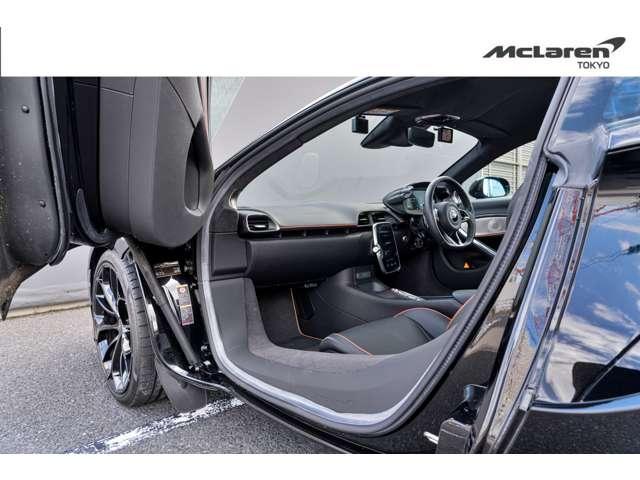 アルトゥーラ ＴｅｃｈＬｕｘ　右　スポーツエキゾースト　ＭｃＬａｒｅｎ　Ｔｏｋｙｏ　認定中古車　スポーツエキゾースト／電動シート＆ヒーター／コントラストパイピング／Ｓｔａｒ１０スポークスーパーライトウェイトホイール／グロスブラックフィニッシュ（27枚目）