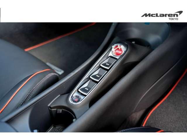 アルトゥーラ ＴｅｃｈＬｕｘ　右　スポーツエキゾースト　ＭｃＬａｒｅｎ　Ｔｏｋｙｏ　認定中古車　スポーツエキゾースト／電動シート＆ヒーター／コントラストパイピング／Ｓｔａｒ１０スポークスーパーライトウェイトホイール／グロスブラックフィニッシュ（33枚目）