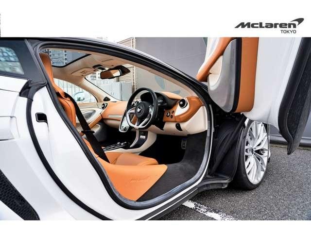 ＧＴ リュクス　プライバシーガラス製パノラマルーフ／Ｌｕｘｅ　ＩｎｔｅｒｉｏｒＥｘｔ　－　ＳＩＬＩＣＡ　ＷＨＩＴＥ　Ｌｕｘｅ　Ｉｎｔｅｒｉｏｒ　－　Ｐｏｒｃｅｌａｉｎ　＆　Ｖｉｎｔａｇｅ　Ｔａｎ　認定中古車（3枚目）