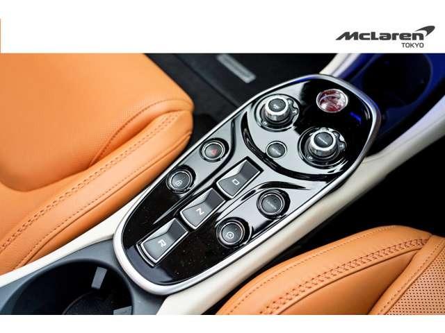 ＧＴ リュクス　プライバシーガラス製パノラマルーフ／Ｌｕｘｅ　ＩｎｔｅｒｉｏｒＥｘｔ　－　ＳＩＬＩＣＡ　ＷＨＩＴＥ　Ｌｕｘｅ　Ｉｎｔｅｒｉｏｒ　－　Ｐｏｒｃｅｌａｉｎ　＆　Ｖｉｎｔａｇｅ　Ｔａｎ　認定中古車（27枚目）