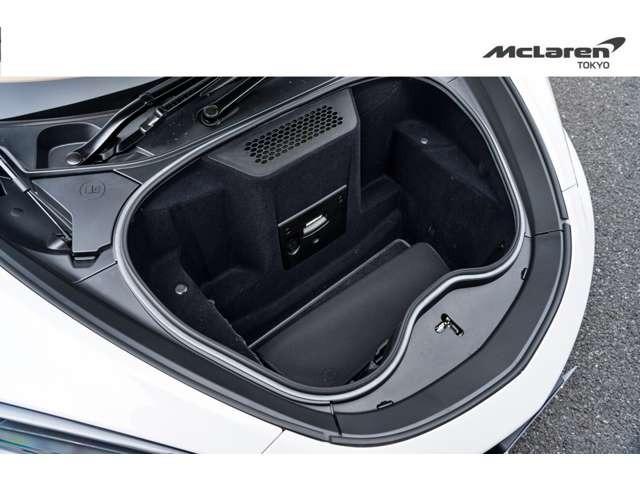 ＧＴ リュクス　プライバシーガラス製パノラマルーフ／Ｌｕｘｅ　ＩｎｔｅｒｉｏｒＥｘｔ　－　ＳＩＬＩＣＡ　ＷＨＩＴＥ　Ｌｕｘｅ　Ｉｎｔｅｒｉｏｒ　－　Ｐｏｒｃｅｌａｉｎ　＆　Ｖｉｎｔａｇｅ　Ｔａｎ　認定中古車（33枚目）