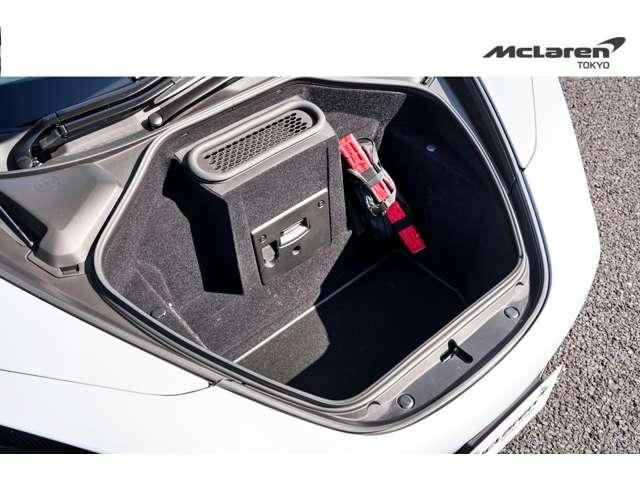 ７２０Ｓ ラグジュアリー　Ｆリフト　カーボンエクステリアアップグレードパック３　ドアアッパーカーボンルーフ　ドアアッパーグラスルーフ　クルーズコントロール　障害物センサー　過給器設定モデル　パワーシート　本革シート　認定中古車（33枚目）
