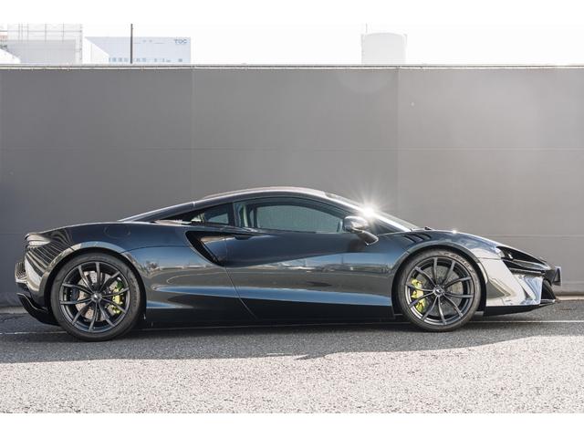 アルトゥーラ ベースグレード　Ｐｌａｔｅｒｕｘ／Ｖｉｓｏｎ　Ｄｏｖｅ　Ｇｒｅｙ　＆Ｂｌａｃｋ　エリートペイント／エキゾースト＆ホットヴィー：ステルス／カーボンファイバーインテリアパック（4枚目）