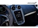 McLaren純正ナビ装備。縦型の画面にフィットした地図表示が可能です。BluetoothやUSBで音楽を転送できます。