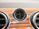 中央の時計がベントレー100年の歴史を物語っています。