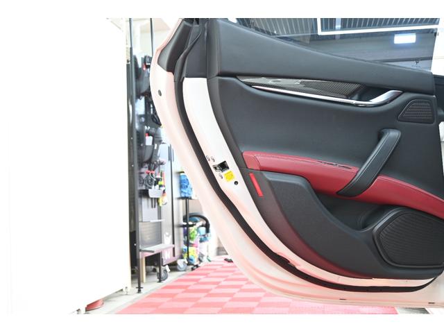 ギブリ グランスポーツ　ドライバーズアシスタンス＆ツーリングＰ　ＡＣＣ　ＬＤＷ　ＢＳＭ　赤革　サンルーフ　ナビＴＶ　３６０カメラ　カーボンインテ　スカイフックサス　２０インチウラーノＡＷ　ＬＥＤライト　２年保証付（25枚目）